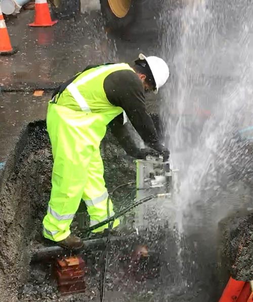 DW Guillotine cutting a pressurized pipe